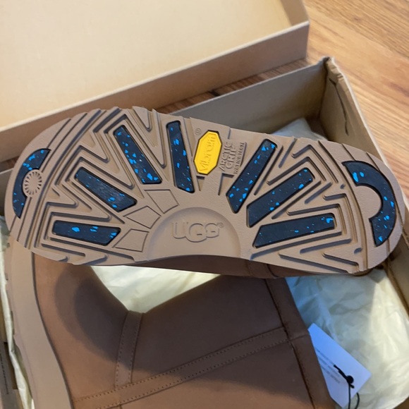 UGG size 5.5 waterproof classic short women’s - Picture 7 of 9